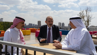 صورة وزير الخارجية يستعرض المستجدات الإقليمية والدولية مع نظيريه الكويتي والأردني