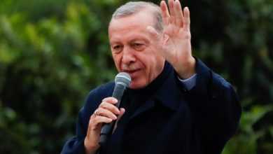 صورة أردوغان يشكر أنصاره والشعب التركي ويودع منافسه كيليشدار بـ”Buy BUY”