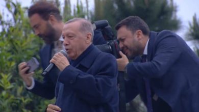 صورة شاهد.. أردوغان يغني وسط انصاره احتفالا بعد فوزه بالرئاسة (فيديو)