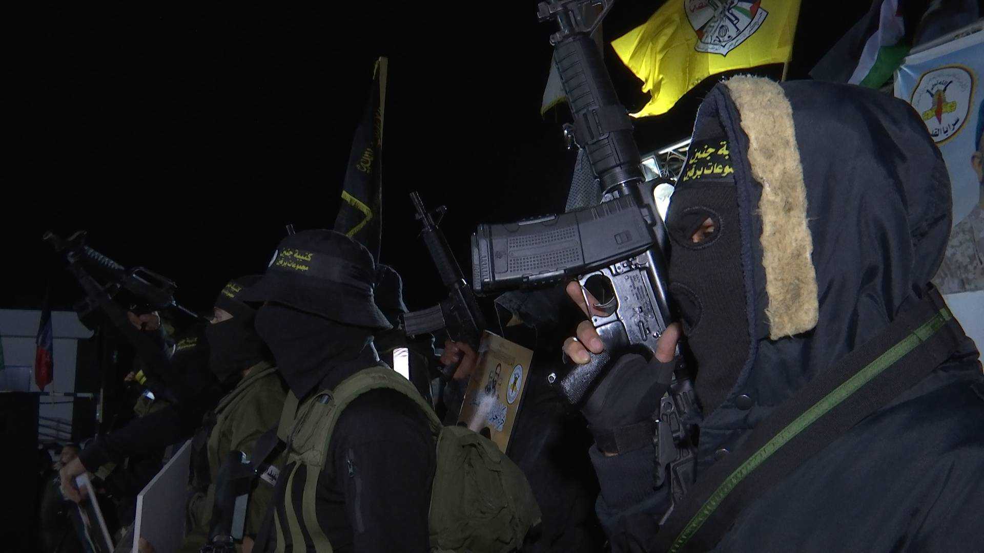 مسلحون من «كتيبة جنين» خلال مهرجان تأبين (الشرق الأوسط)