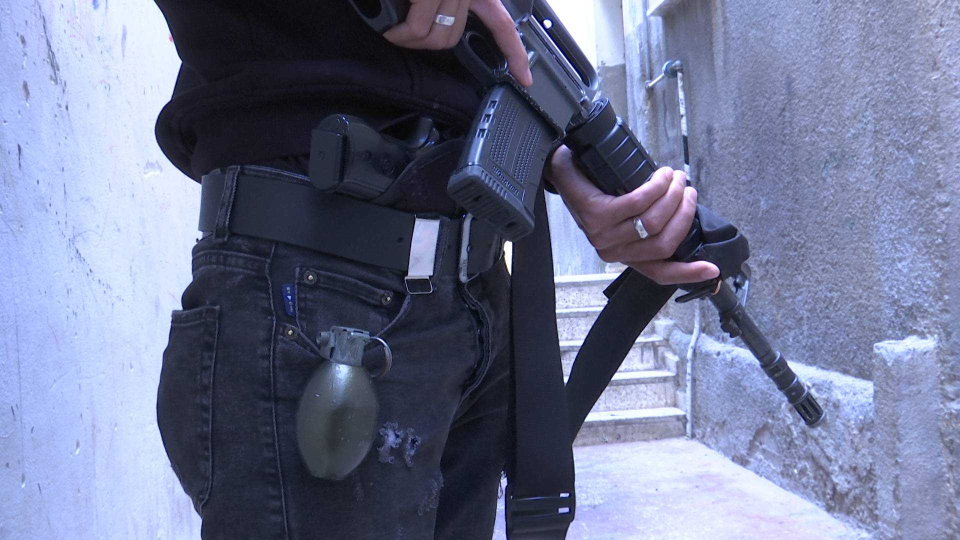 مسلح من «كتيبة بلاطة» في أحد أزقة المخيم (الشرق الأوسط)