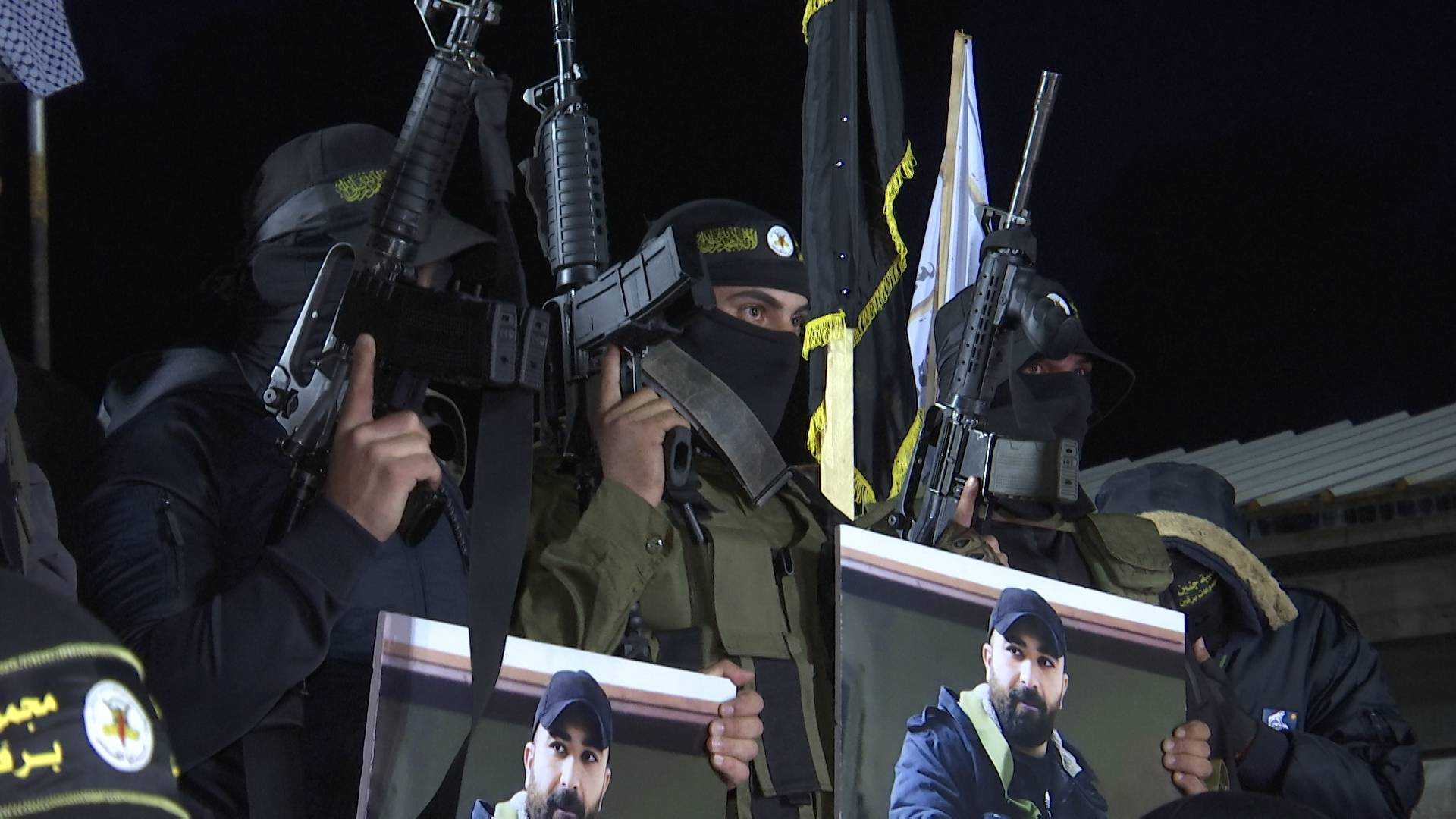 مسلحون من «كتيبة جنين» خلال مهرجان تأبين (الشرق الأوسط)