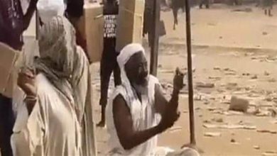 صورة فيديو مؤثر.. رد فعل غير متوقع من رجل أثناء عمليات السرقة في السودان