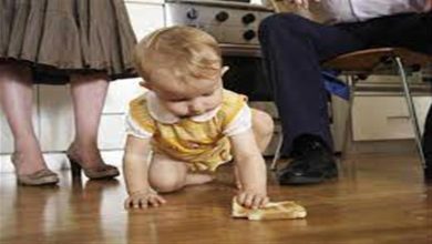 صورة طفلك يأكل الطعام الملقى على الأرض؟.. لا تمنعيه له فوائد
