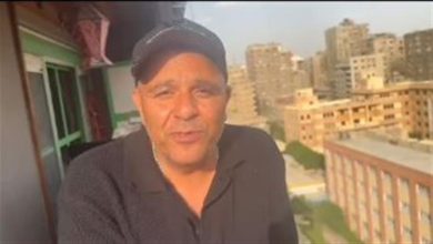 صورة محمد فؤاد يغني “قولوله الحقيقة” لـ حليم على أنغام فرقة شعبية أمام منزله