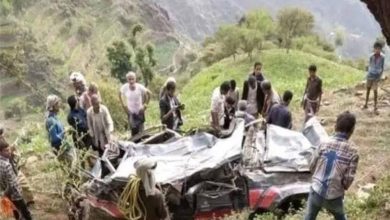 صورة وفاة 8 وجرح 5 انقلبت سيارتهم من أعلى منحدر جبلي باليمن  أخبار السعودية