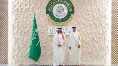 صورة ولي العهد يستقبل أمير قطر بـ”الأحضان والقبلات” (فيديو)
