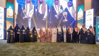 صورة أمير القصيم يرعى حفل تكريم الفائزين والفائزات بجائزة الشاب العصامي