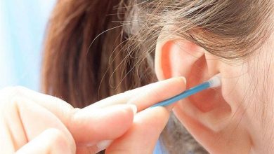صورة أطباء يوضحون الأخطاء في كيفية تنظيف الأذنين