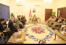 صورة السفير الأمريكي يؤكد على  توحيد كافة جهود (قوى الشرعية)لإرغام جماعة الحوثي وإخضاعها للسلام
