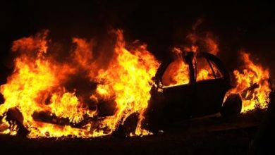 صورة ما العمل إذا اشتعلت النيران بالسيارة أثناء القيادة.. تصرف شائع يفاقم الحريق