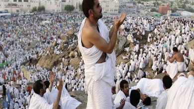 صورة النشرة الدينية| فيديو مؤثر لحاج يبكي في وداع مكة.. وحكم توزيع لحم الأضحية بعد أيام العيد
