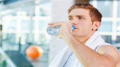 صورة استشاري تغذية يحذر من شرب المياه الساخنة لإنقاص الوزن: تسبب مرضا خطيرا