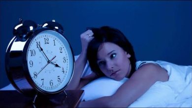 صورة هل هناك علاقة بين اضطرابات النوم واستخدام وسائل التواصل الاجتماعي مساءً؟