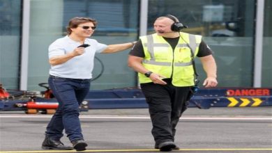 صورة مستقلا “هليكوبتر”.. توم كروز يغادر لندن بعد العرض الخاص لفيلم “MI7”