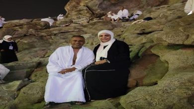 صورة محمود عبد المغني ينشر صورة مع زوجته على جبل عرفات