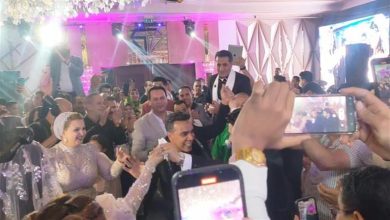 صورة أحمد شيبة يبكي في حفل زفاف نجله محمود.. ويعلق: “عقبال باقي اخواتك”
