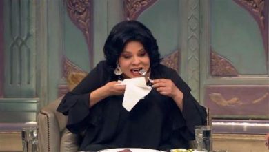 صورة بالفيديو- إسعاد يونس تأكل “كبدة نية” مع العوضي في “صاحبة السعادة”