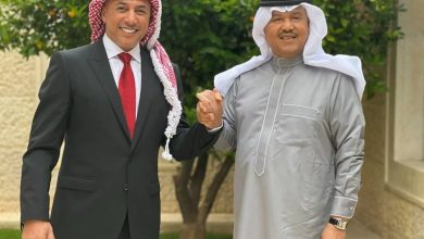 صورة فنان العرب محمد عبده والأردني عمر العبداللات يفاجئون الزفاف الملكي بديو «حسين ورجوة»  أخبار السعودية