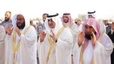 صورة أمير تبوك يؤدي صلاة عيد الأضحى المبارك مع جموع المصلين  أخبار السعودية