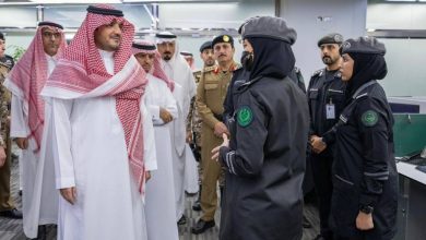 صورة عبدالعزيز بن سعود يتابع سير العمل في مركز العمليات الأمنية الموحدة «911» بمكة المكرمة  أخبار السعودية