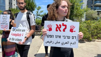 صورة الطلاب الفلسطينيون في أراضي الـ48 يتظاهرون بالجامعات ضد الجريمة