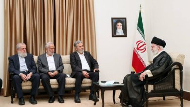 صورة الخامنئي يلتقي وفدًا من الجهاد الإسلامي برئاسة النخالة في طهران