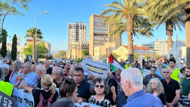 صورة الآلاف يتظاهرون في حيفا ضد استفحال الجريمة وتقاعس الشرطة الإسرائيلية