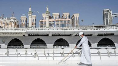 صورة رئاسة شؤون الحرمين تستخدم أحدث التقنيات لتنظيف سطح الكعبة المشرفة