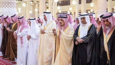 صورة أمير الرياض يؤدي صلاة الميت على الأميرة العنود بنت سعود بن ثنيان