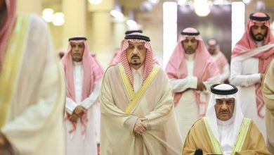صورة أمير الرياض يؤدي صلاة الميت على الأمير سعود بن عبدالله بن عبدالرحمن بن فيصل
