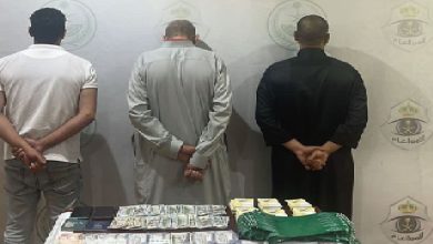 صورة القبض على 3 وافدين بتأشيرة زيارة لترويجهم لحملات حج وهمية بالعاصمة المقدسة