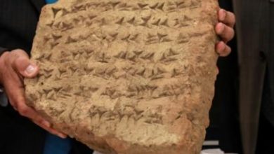 صورة العثور على لوح حجري بالكتابة المسماري عمره 2800 عام
