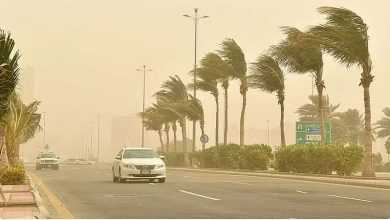 صورة أتربة مثارة في الرياض وأمطار خفيفة إلى متوسطة على جازان وعسير
