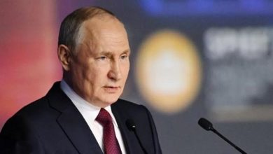 صورة بوتين يمنح عناصر فاغنر “خيارين”