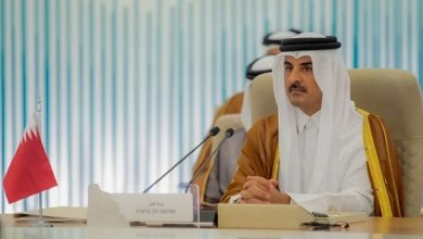 صورة أمير قطر يهنئ خادم الحرمين وولي العهد بنجاح اللقاء التشاوري والقمة الخليجية