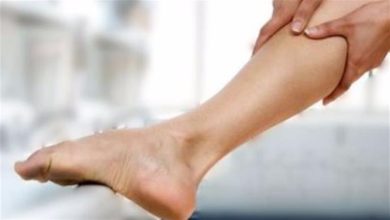 صورة طبيب يحذر من 3 علامات شائعة لجلطات الدم في ساقيك