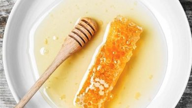 صورة العسل والفواكه.. حلويات صحية فما فوائدها؟