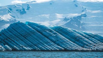 صورة أكبر جبل جليدي في العالم يتحرك من مكانه
