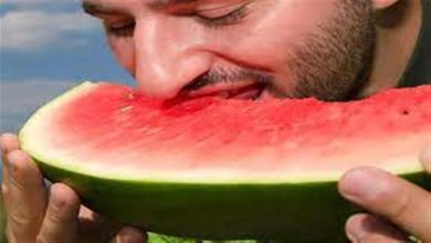 صورة رغم فوائده.. خبير تغذية يحذر من الإفراط في تناول البطيخ لهذا السبب