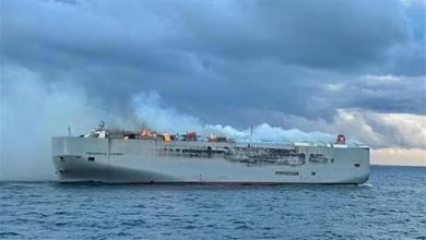 صورة احتراق سفينة شحن تحمل آلاف السيارات كانت في طريقها إلى مصر.. فيديو وصور