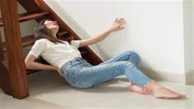 صورة لماذا تسقط النساء على السلالم أكثر من الرجال؟.. إليك الأسباب