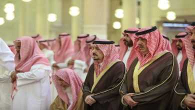 صورة أمير الرياض يؤدي صلاة الميت على الأميرة موضي بنت محمد بن سعود الكبير رحمها الله  أخبار السعودية