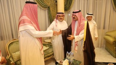 صورة الأمير منصور بن طلال يستقبل المعزين في وفاة والده  أخبار السعودية