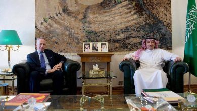 صورة الخريجي يستعرض مع السفير الأمريكي لدى المملكة العلاقات الثنائية  أخبار السعودية
