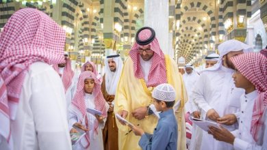 صورة الأمير سعود بن خالد يتفقد حلقات القرآن الكريم والمتون العلمية في المسجد النبوي  أخبار السعودية