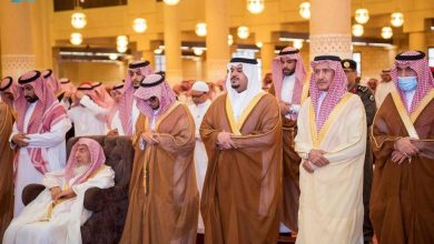 صورة نائب أمير الرياض يؤدي صلاة الميت على الأمير تركي بن محمد بن سعود الكبير  أخبار السعودية