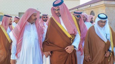 صورة نائب أمير منطقة المدينة يقدّم العزاء لأسرة الشهيد الجهني  أخبار السعودية