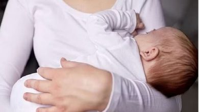 صورة استشارية توضح الأمراض التي يمكن أن تنتقل للطفل عن طريق الرضاعة الطبيعية