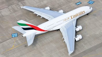 صورة تسبب فيها «درون».. طيران الإمارات: إيقاف طائرة «نيس» بسبب أضرار بالجناح الأيمن